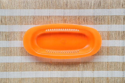 BANDEJA PLASTICA MEDIANA NARANJA OVALADA