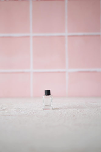 BOTELLA DE VIDRIO MINI CON TAPA NEGRA