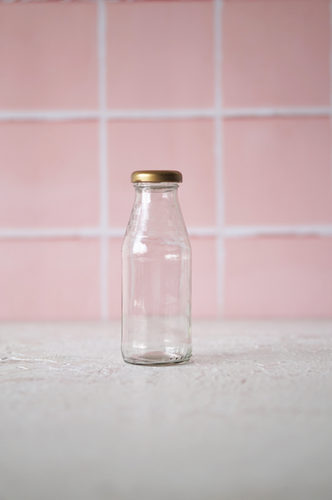 BOTELLA VIDRIO MEDIANA CON TAPA
