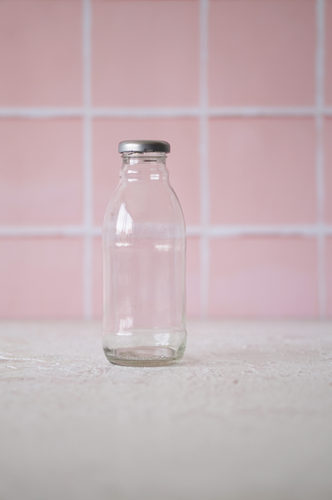 BOTELLA VIDRIO CON TAPA PLATEADA