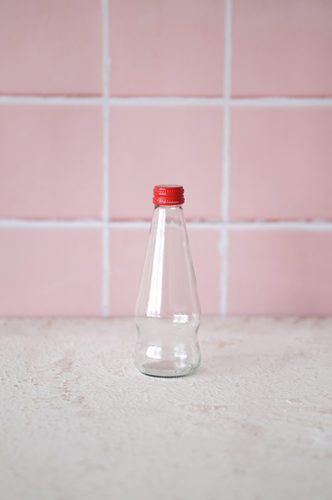 BOTELLA VIDRIO MEDIANA CON TAPA ROJA