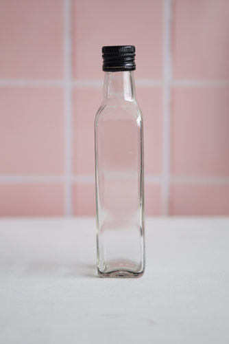 BOTELLA VIDRIO CON TAPA NEGRA