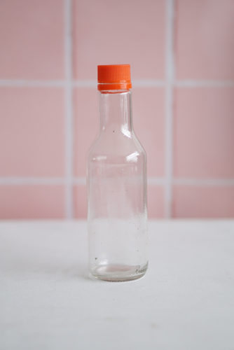 BOTELLA VIDRIO MEDIANA CON TAPA NARANJA