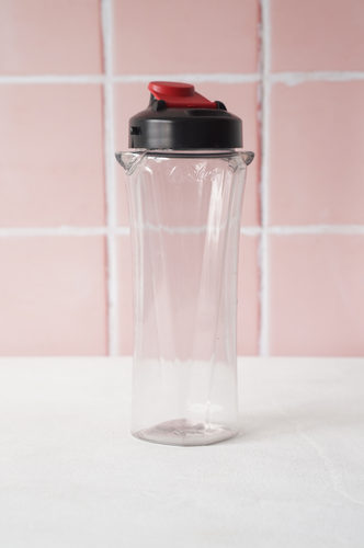ENVASE PLASTICO CON TAPA NEGRA Y ROJA