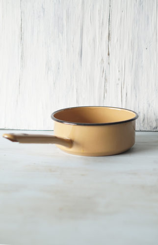 OLLA PELTRE MEDIANA DISEÑO BEIGE