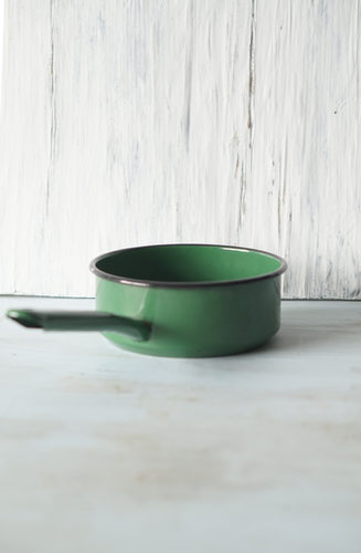 OLLA PELTRE MEDIANA DISEÑO VERDE