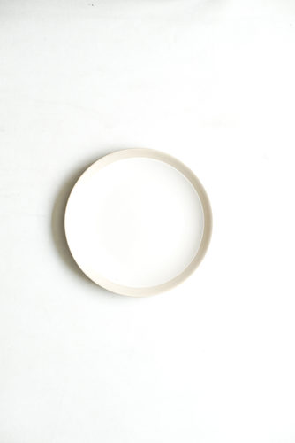 PLATO BLANCO MEDIANO CON BORDE CAFE