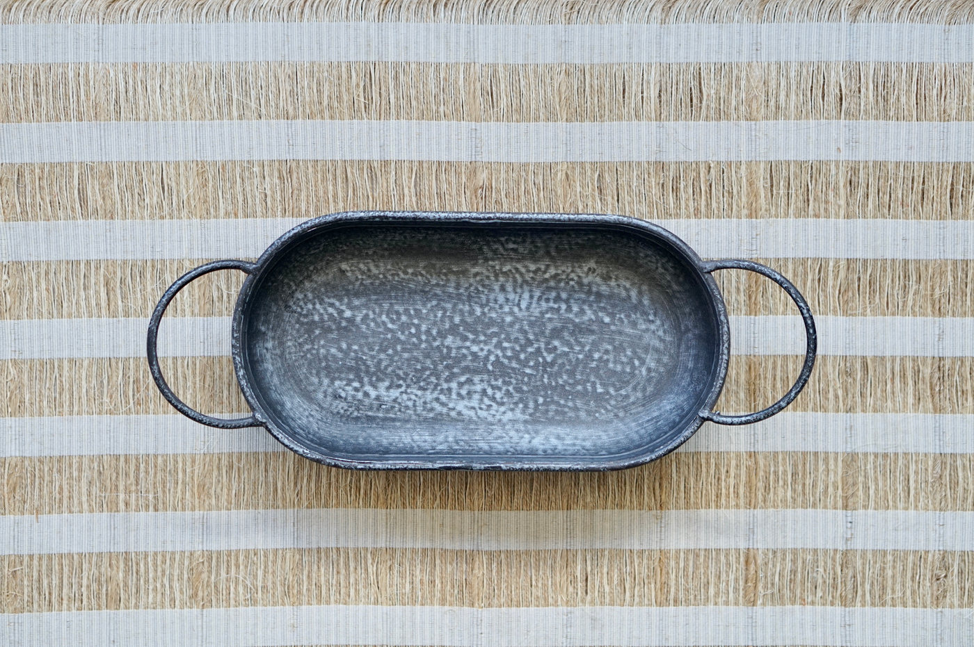 BANDEJA METALICA MEDIANA OVALADA DISEÑO