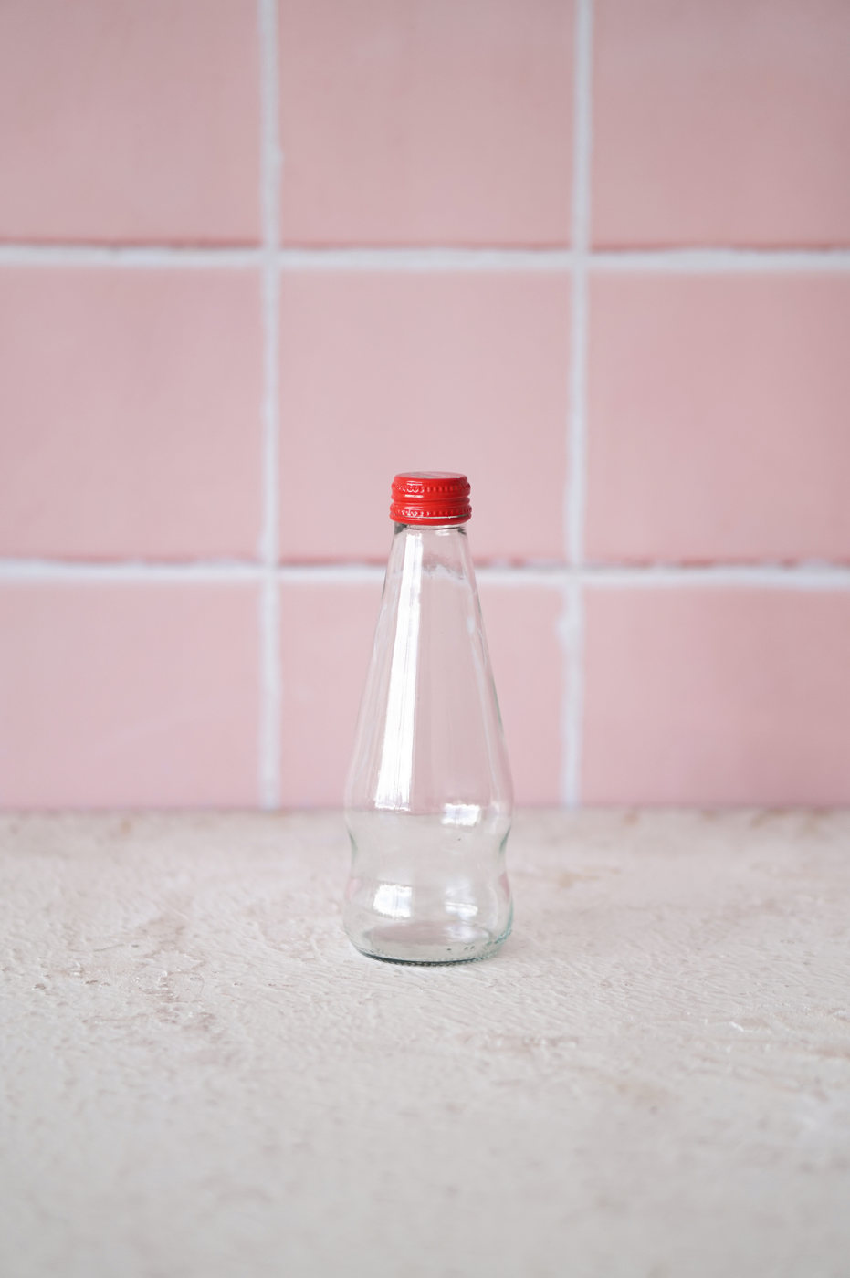 BOTELLA VIDRIO MEDIANA CON TAPA ROJA