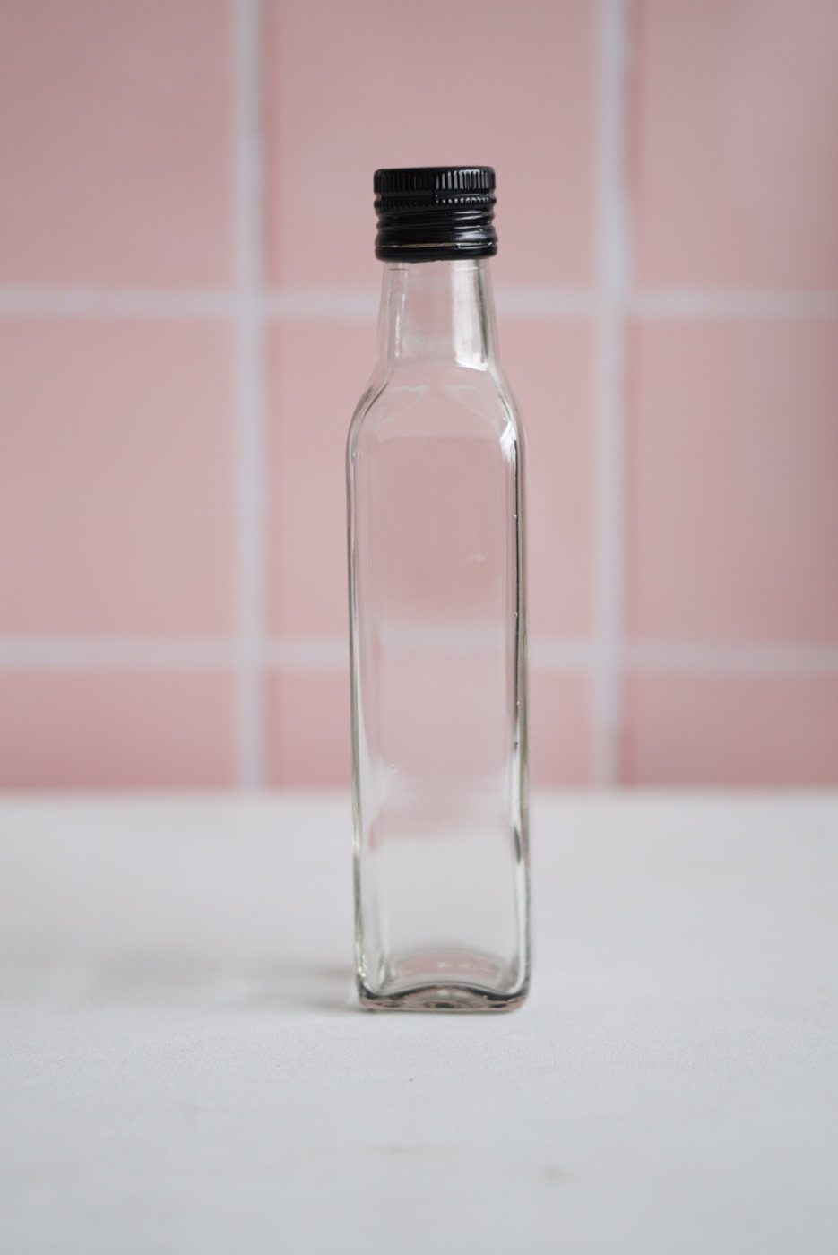 BOTELLA VIDRIO CON TAPA NEGRA