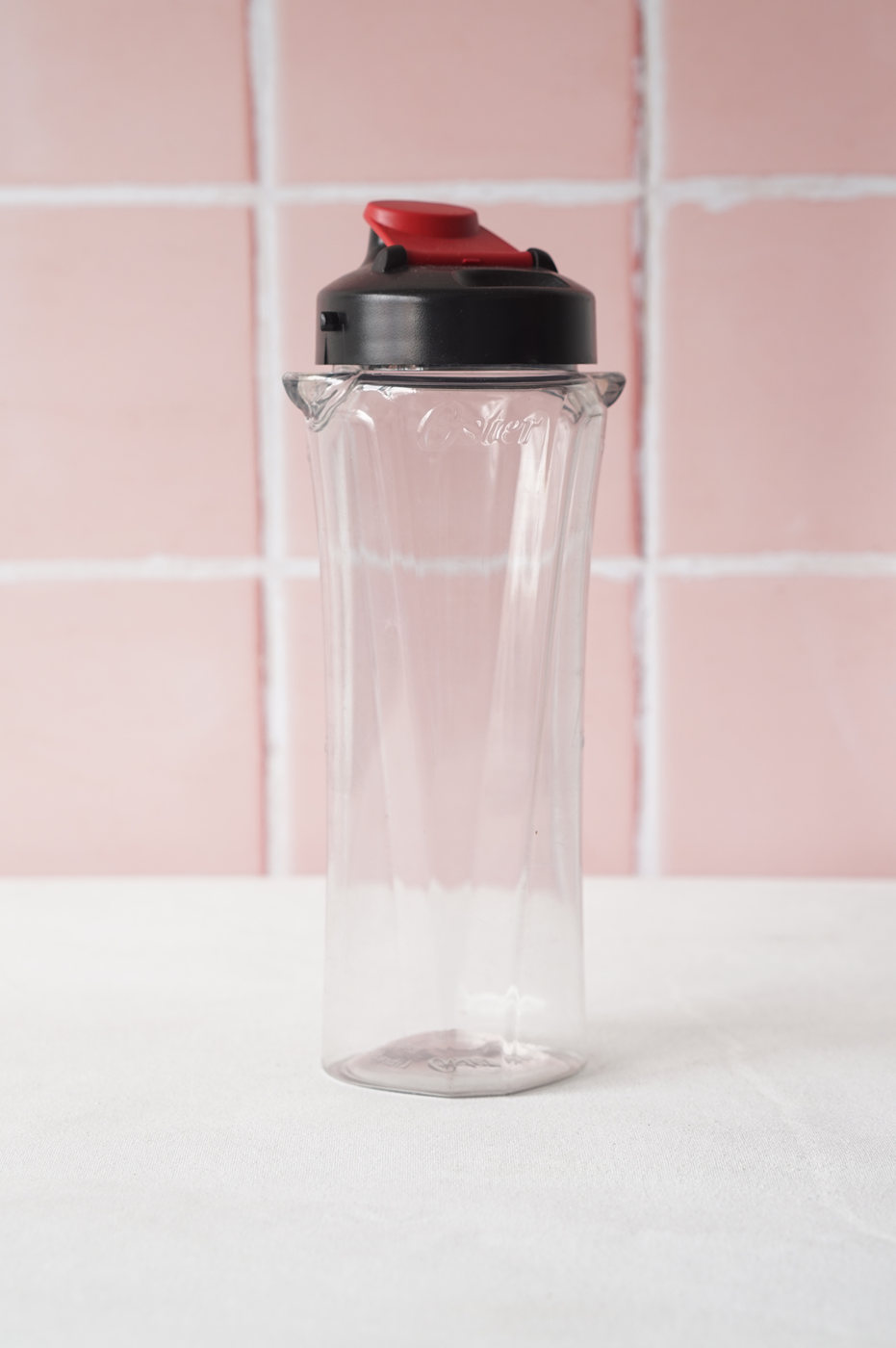 ENVASE PLASTICO CON TAPA NEGRA Y ROJA