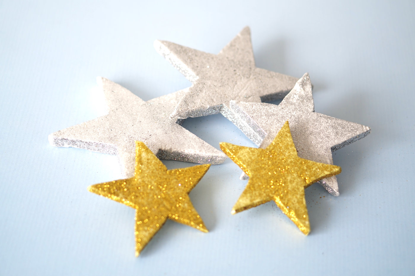 ESTRELLAS ESCARCHADAS BLANCO Y DORADO