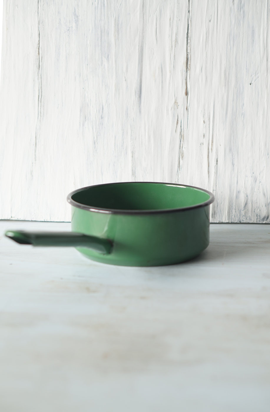 OLLA PELTRE MEDIANA DISEÑO VERDE
