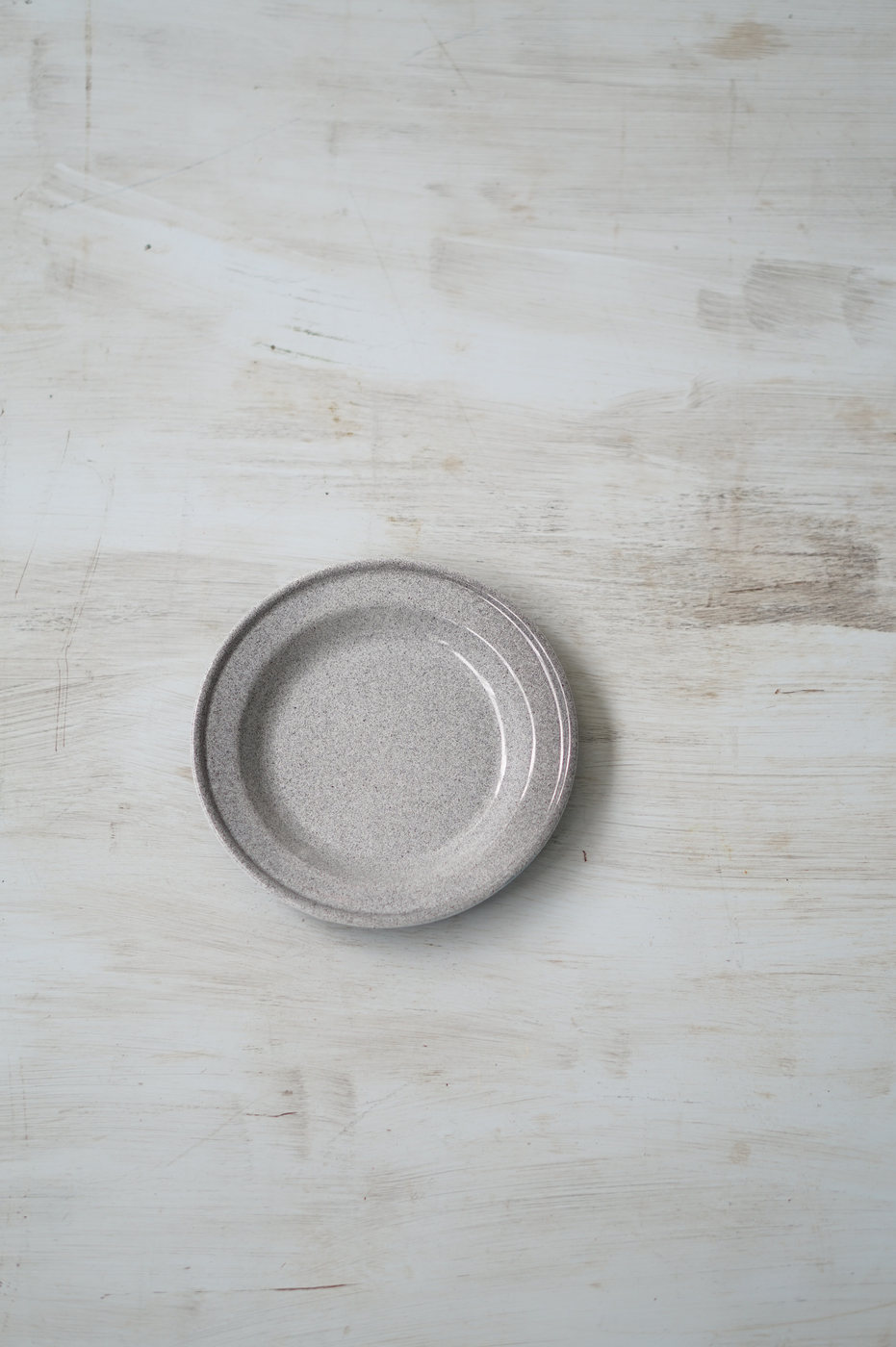 PLATO PELTRE MEDIANO DISEÑO GRIS