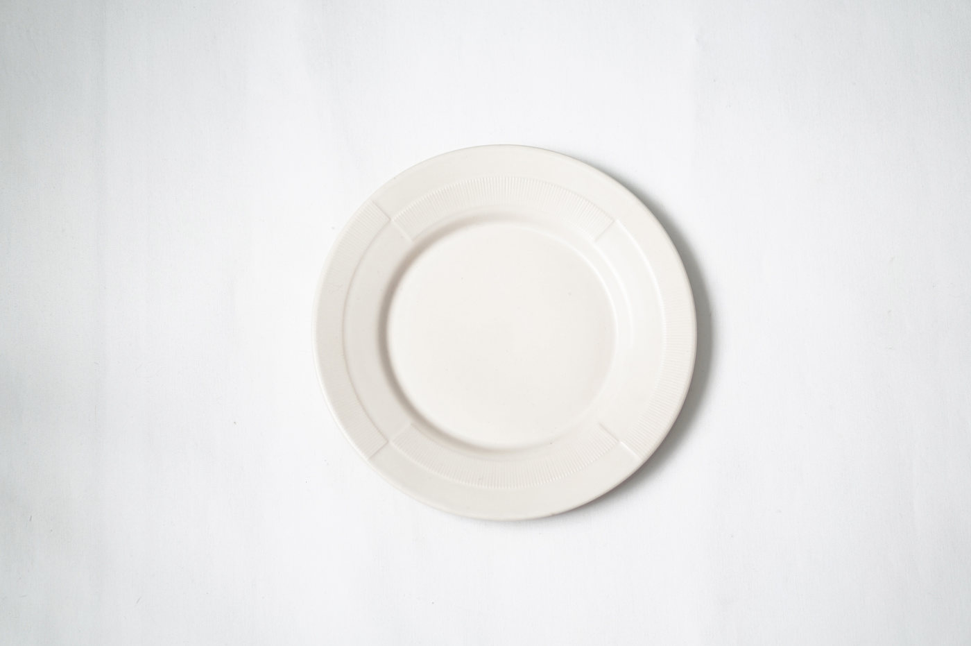PLATO LOZA MEDIANO BEIGE DISEÑO TEXTURA