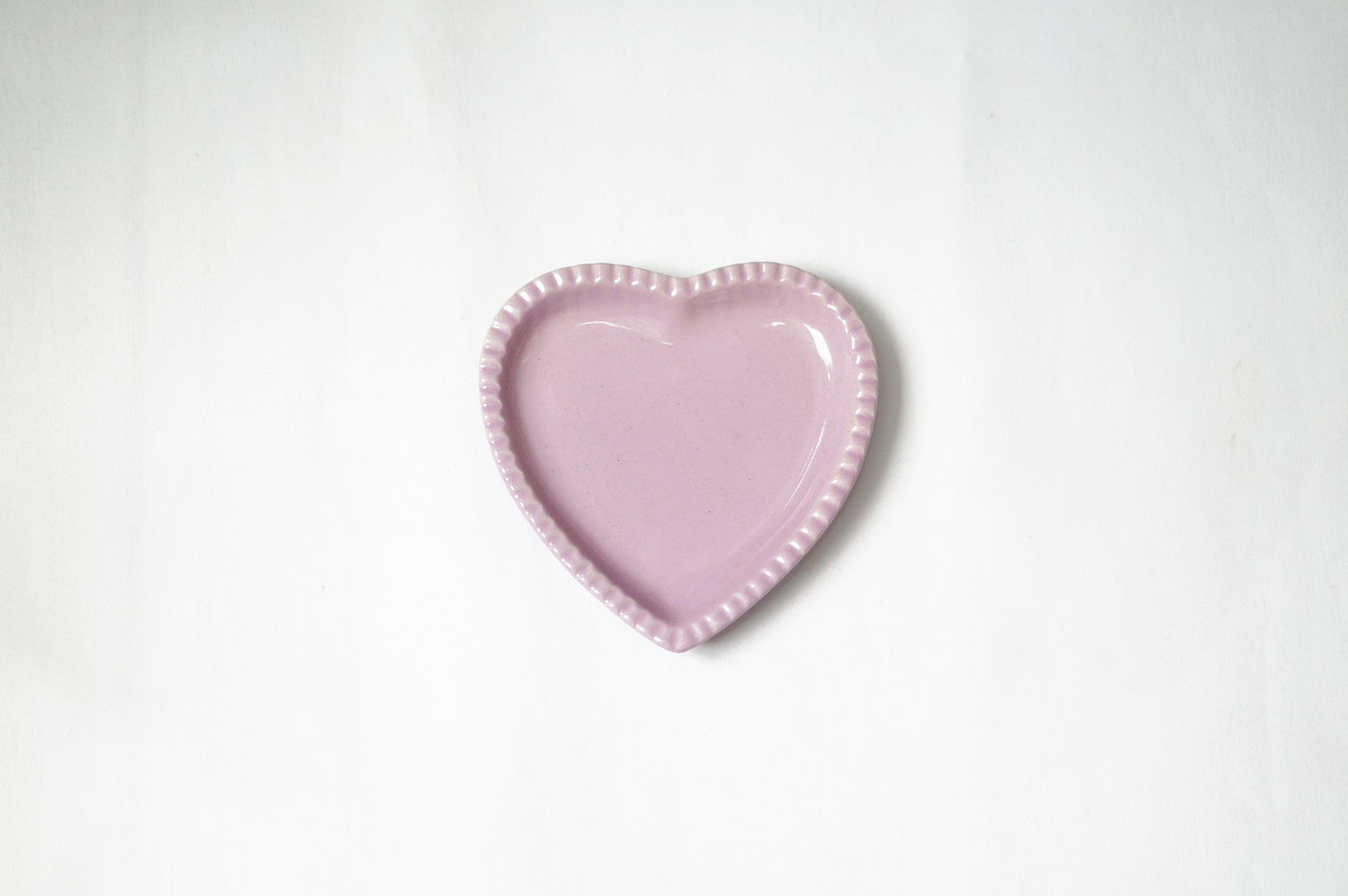 PLATO LOZA MEDIANO MORADO DISEÑO CORAZON