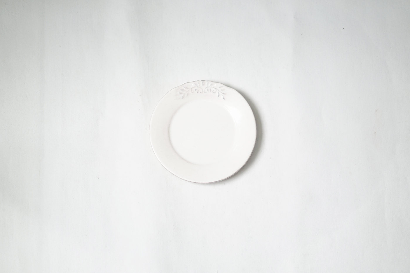 PLATO LOZA PEQUEÑO BLANCO DISEÑO TEXTURA