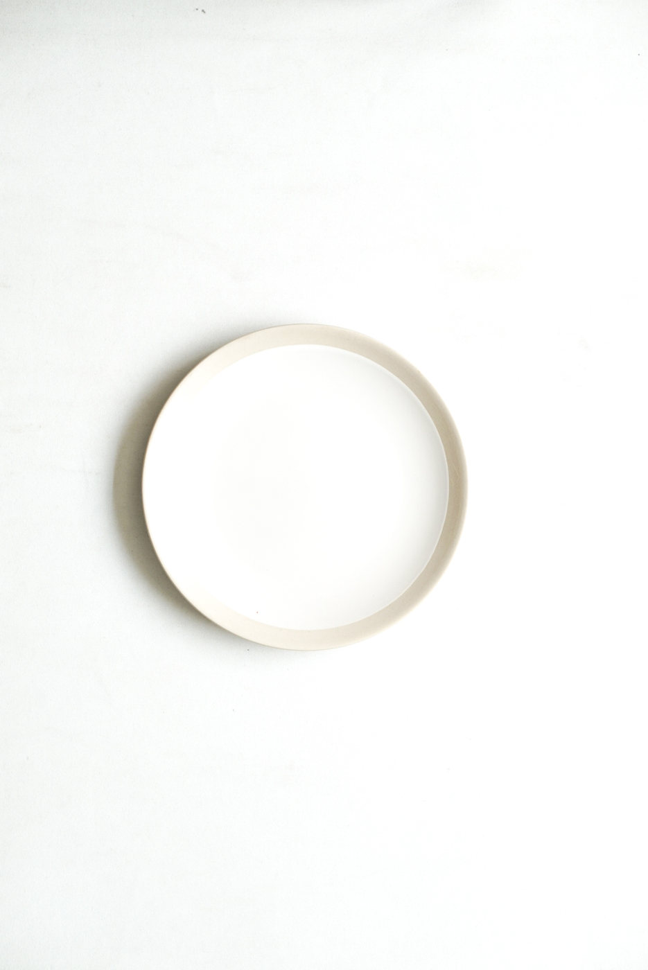 PLATO BLANCO MEDIANO CON BORDE CAFE