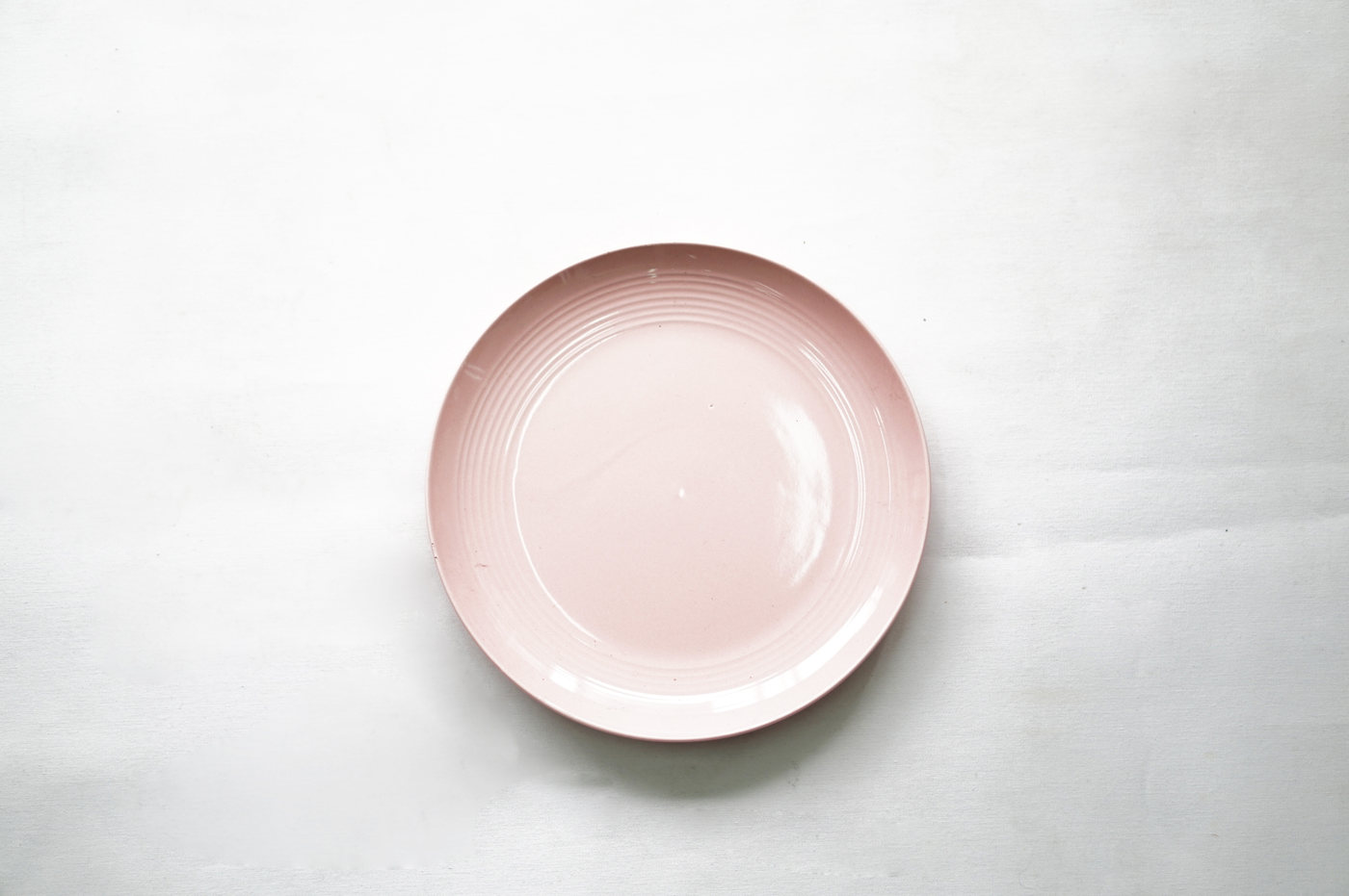 PLATO LOZA MEDIANO ROSADO TEXTURA