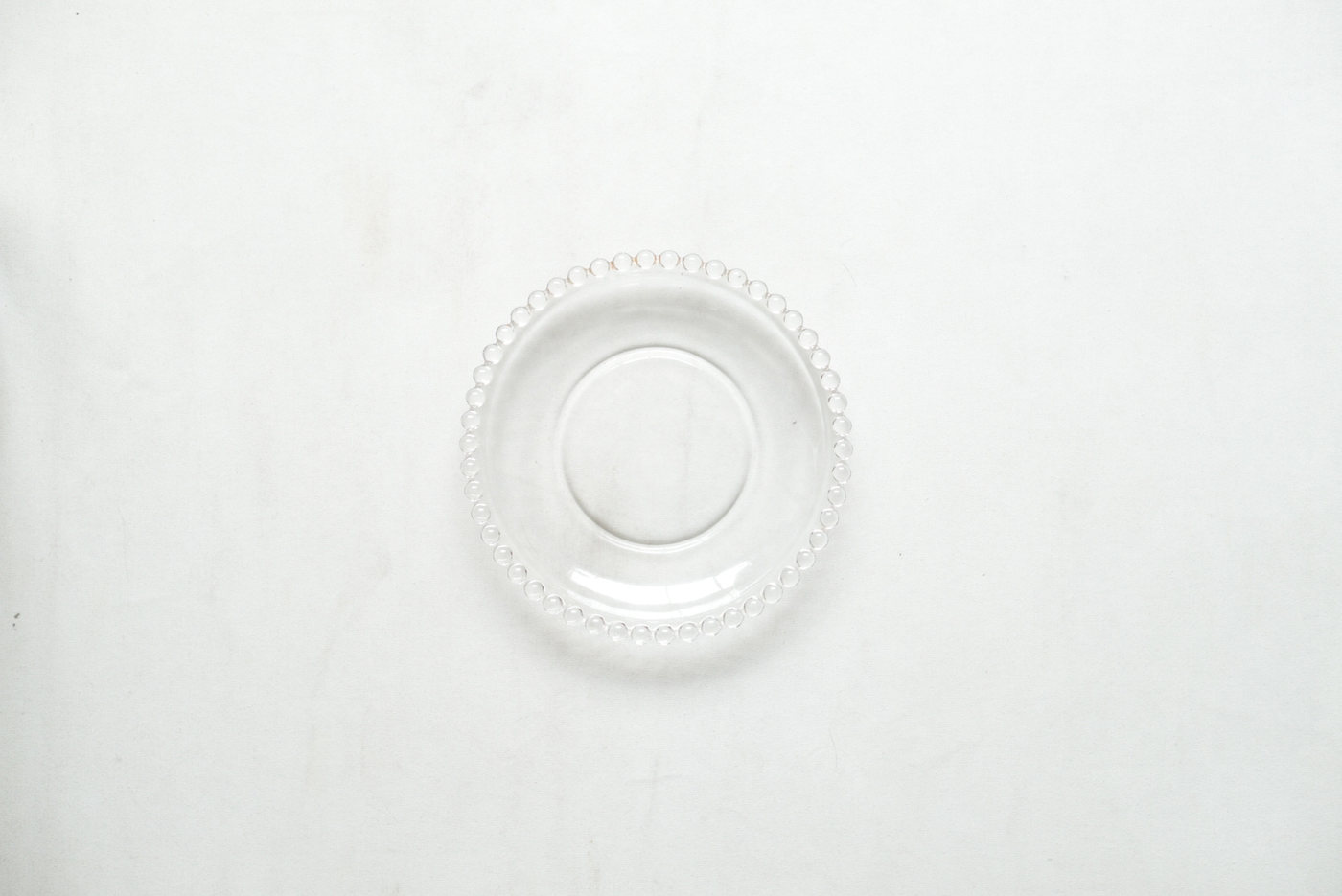 PLATO PEQUEÑO DE CRISTAL CON BORDE DECORADO