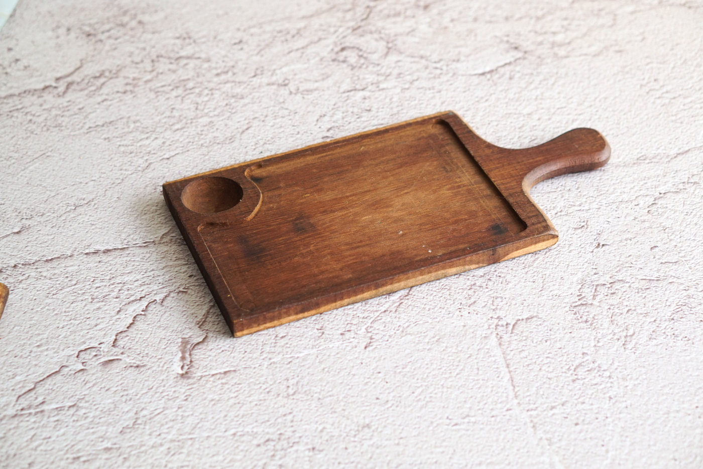 TABLA DE MADERA OSCURA CON MANGO