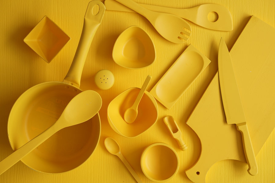 Utilería pintada en amarillo